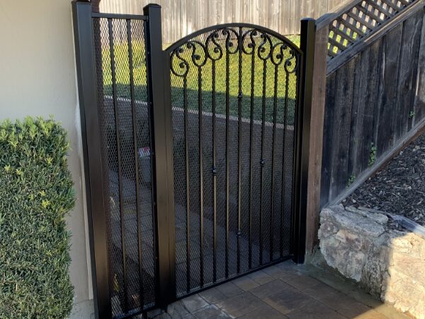 Modern Metal Fencing Options for Homeowners